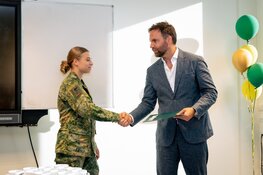 Staatssecretaris Defensie reikt diploma's uit