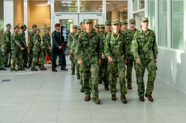 Staatssecretaris Defensie reikt diploma's uit