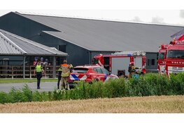 Brand in paardenstal Noordbeemster, zwarte rook zichtbaar
