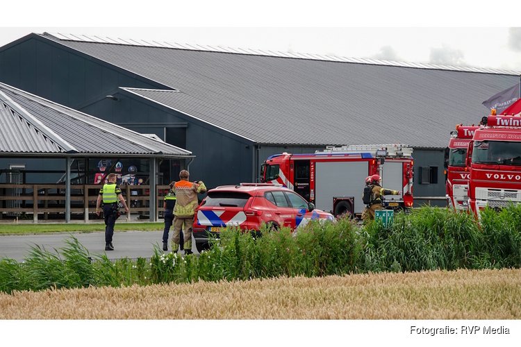 Brand in paardenstal Noordbeemster, zwarte rook zichtbaar
