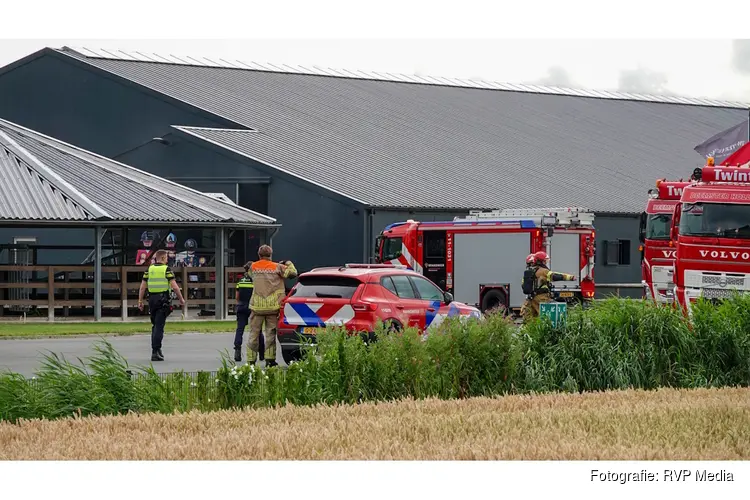 Brand in paardenstal Noordbeemster, zwarte rook zichtbaar