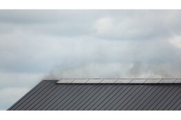 Brand in paardenstal Noordbeemster, zwarte rook zichtbaar