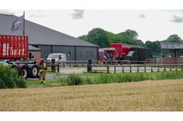 Brand in paardenstal Noordbeemster, zwarte rook zichtbaar