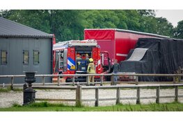 Brand in paardenstal Noordbeemster, zwarte rook zichtbaar