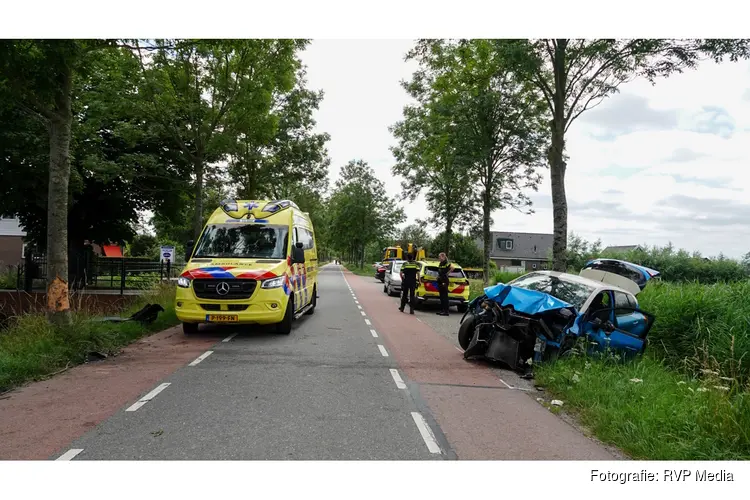 Automobiliste botst tegen bomen en lantaarnpaal in Westbeemster