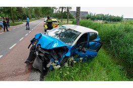 Automobiliste botst tegen bomen en lantaarnpaal in Westbeemster