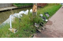 Automobiliste botst tegen bomen en lantaarnpaal in Westbeemster