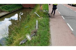 Automobiliste botst tegen bomen en lantaarnpaal in Westbeemster
