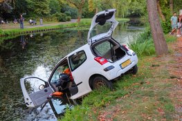 Automobiliste raakt te water tijdens parkeermanoeuvre in Purmerend