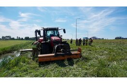 Trekker vat vlam tijdens maaiwerkzaamheden langs A7