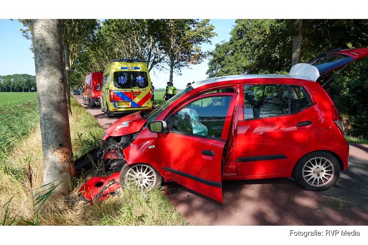 Automobilist gewond bij botsing tegen boom Zuidoostbeemster