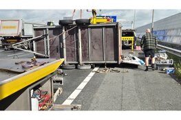 Aanhanger slaat over de kop op de A7 bij Purmerend