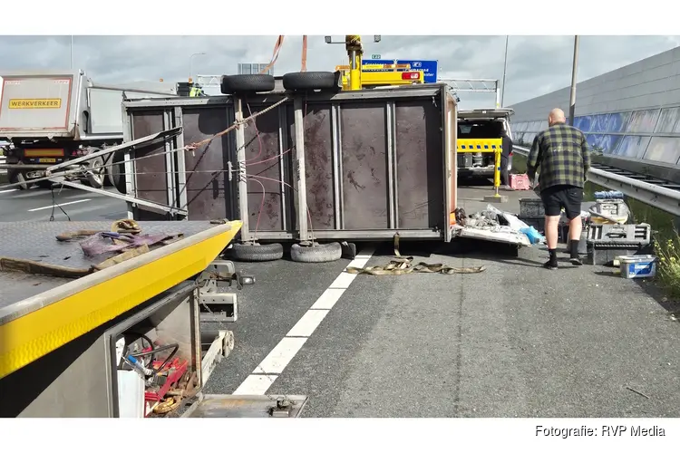 Aanhanger slaat over de kop op de A7 bij Purmerend