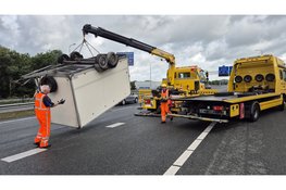 Aanhanger slaat over de kop op de A7 bij Purmerend