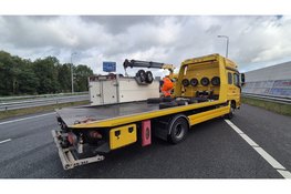 Aanhanger slaat over de kop op de A7 bij Purmerend