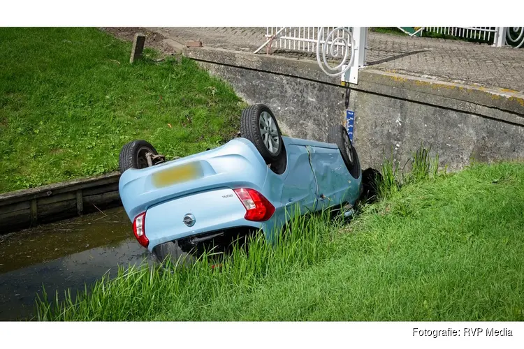 Auto van krantenbezorgster belandt op zijn kop in het water langs N243 in Noordbeemster