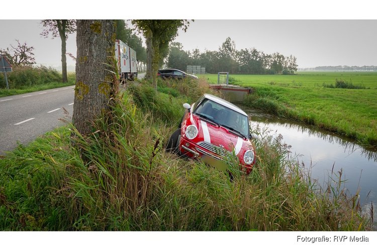 Auto raakt van de weg op Oosthuizerweg in Noordbeemster