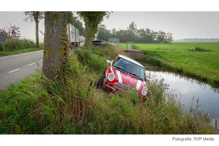 Auto raakt van de weg op Oosthuizerweg in Noordbeemster