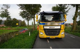 Auto raakt van de weg op Oosthuizerweg in Noordbeemster