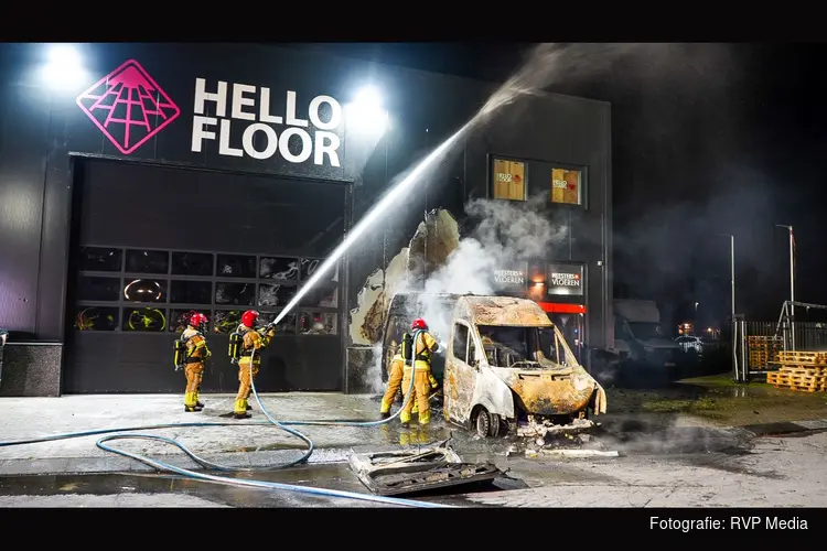 Brand in bestelbus slaat over naar bedrijfspand
