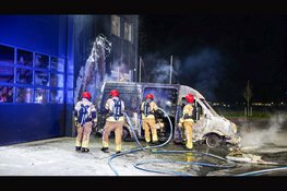 Brand in bestelbus slaat over naar bedrijfspand