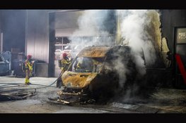 Brand in bestelbus slaat over naar bedrijfspand