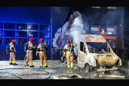Brand in bestelbus slaat over naar bedrijfspand