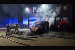 Brand in bestelbus slaat over naar bedrijfspand