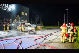 Brand in bestelbus slaat over naar bedrijfspand