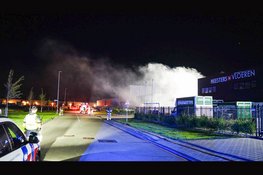 Brand in bestelbus slaat over naar bedrijfspand