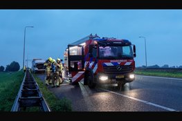 Brand in bekabeling van werkbus op A7, lange files op rijksweg