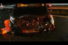 Busje botst tegen vangrail op A7 bij Purmerend, weg volledig afgesloten