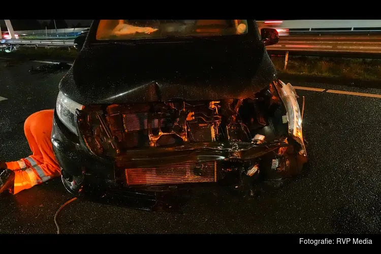 Busje botst tegen vangrail op A7 bij Purmerend, weg volledig afgesloten
