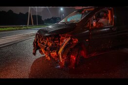 Busje botst tegen vangrail op A7 bij Purmerend, weg volledig afgesloten