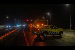 Busje botst tegen vangrail op A7 bij Purmerend, weg volledig afgesloten