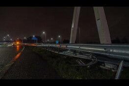 Busje botst tegen vangrail op A7 bij Purmerend, weg volledig afgesloten