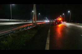 Busje botst tegen vangrail op A7 bij Purmerend, weg volledig afgesloten