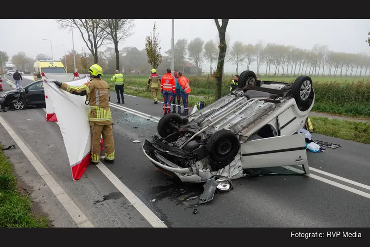 Drie gewonden en auto op de kop na ongeval in Noordbeemster