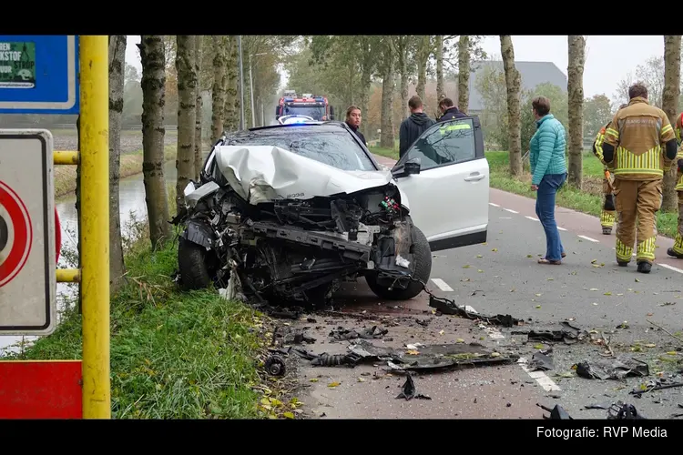 Auto raakt van de weg en ramt plaatsnaambord en boom