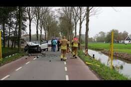 Auto raakt van de weg en ramt plaatsnaambord en boom