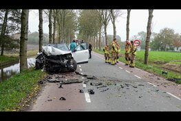 Auto raakt van de weg en ramt plaatsnaambord en boom