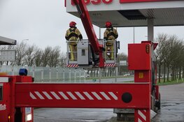 Op de A7 bij het benzinestation kwamen dakplaten los