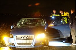 Auto rijdt hard tegen boom op Westdijk