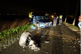 Auto rijdt hard tegen boom op Westdijk