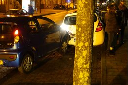 Onwel geworden man knalt op stilstaande auto