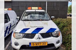 Dienstauto&#39;s handhaving Purmerend vernield en met eieren besmeurd