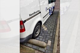 Dienstauto&#39;s handhaving Purmerend vernield en met eieren besmeurd