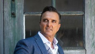 &#39;Volkszanger Mick Harren zet pistool tegen hoofd ex-stiefzoon in stampvolle kroeg&#39;