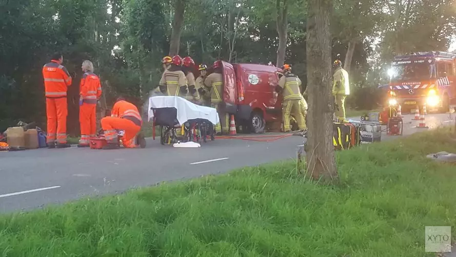 Auto botst tegen boom in Middenbeemster: bestuurder bekneld