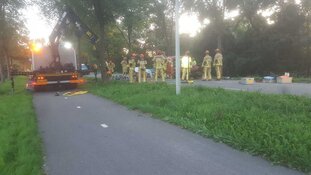 Auto botst tegen boom in Middenbeemster: bestuurder bekneld